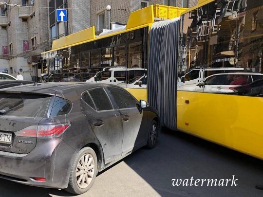 В Киеве беспардонный «герой парковки» заблокировал движение троллейбусов: в сети вал гнева