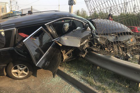В Киеве автомобиль влетел в забор скоростного трамвая, потерпели два человека