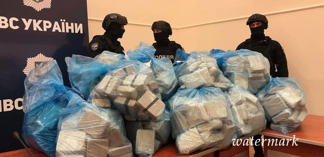 Поліцейські принесли на брифінг журналістам 300 кг героїну: фото