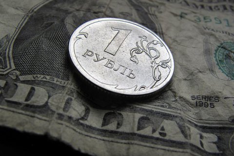 Российский рубль рекордно подешевел после решения Путина по Донбассу