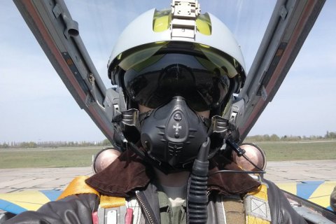 ​Украинские пилоты протестировали французские летные шлемы LA 100