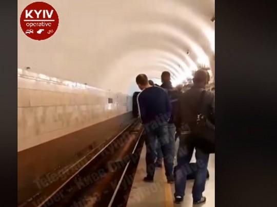 ЧП в киевском метрополитен: дядька упал на рельсы(видео)