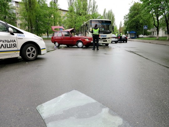 В Киеве маршрутка столкнулась с легковушкой, бессчетно пострадавших: эксклюзивные фото с места ДТП