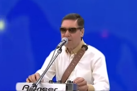 Президент Туркменистана исполнил песню про коня