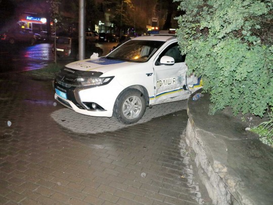 На вызов не поспели: в Киеве полицейский Mitsubishi после столкновения вылетел на тротуар..