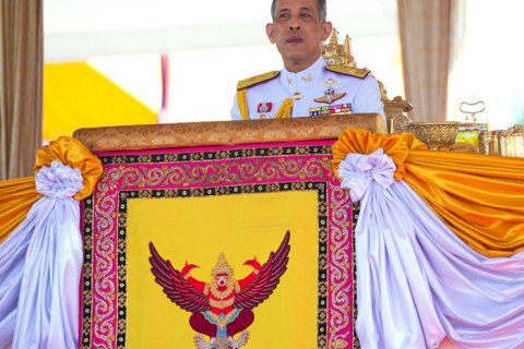 Король Таиланда накануне коронации женился на генерале своей охраны