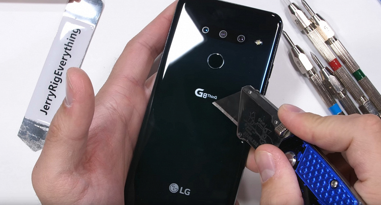 Беспробудный орешек. Испытания блогера JerryRigEverything показали, что смартфон LG G8 имеет отличный запас прочности