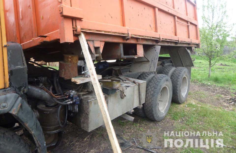Вісті з Полтави - У Миргородському районі під час ремонту загинув водій вантажівки «КамАЗ» — на нього ввалившись кузов