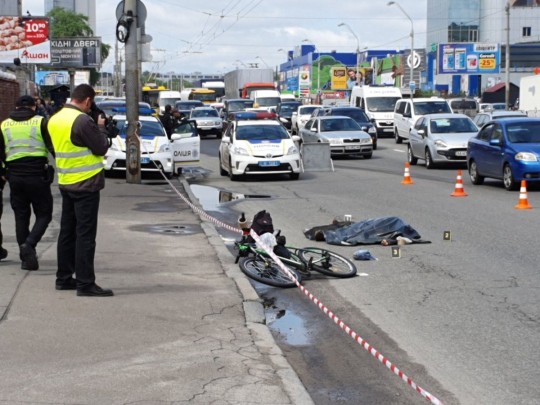 В Киеве велосипедист погиб под колесами самосвала: фото с места происшествия