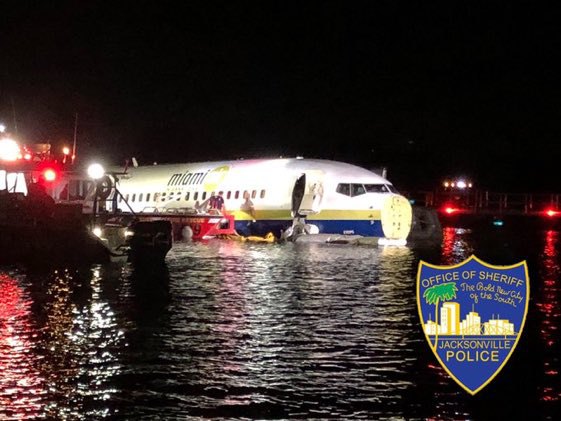 Boeing с 143 людами на борту скатился в реку после приземления