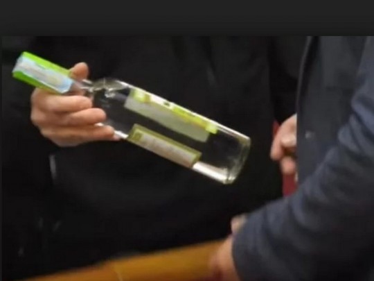 В Житомире баба с бутылкой напала на полицейского