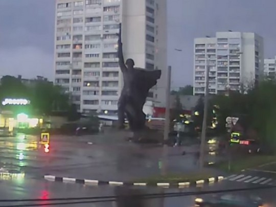 В Харькове молния оглушила монумент советскому солдату: в сети показали видео