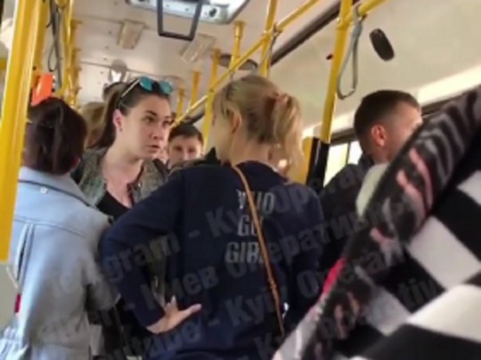 Абсолютно озверели: сеть взбудоражило видео потасовки пассажиров в киевском автобусе