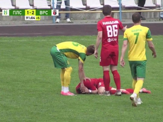 В матче чемпионата Украины в футболиста влетели петардой(видео)