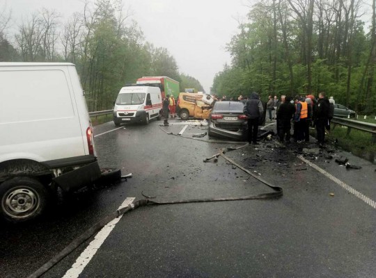Крупное ДТП под Киевом: на Варшавской трассе столкнулись три автомобиля, есть потерпевшие(фото)