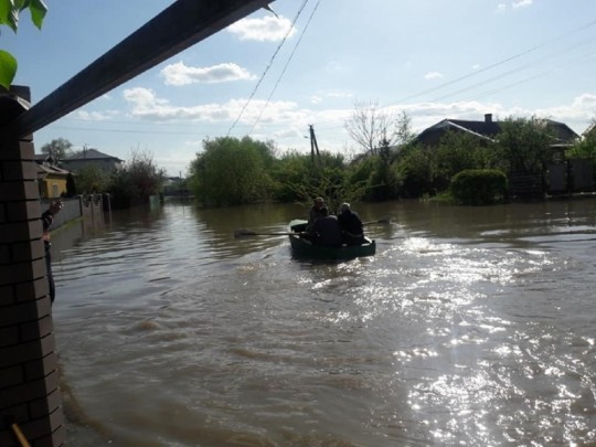 Реки вышли из берегов: обитатели Прикарпатья передвигаются по улицам на лодках(фото)