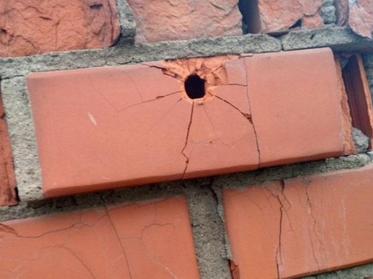 На Донбассе дядька обстрелял жилой дом: фото с места ЧП