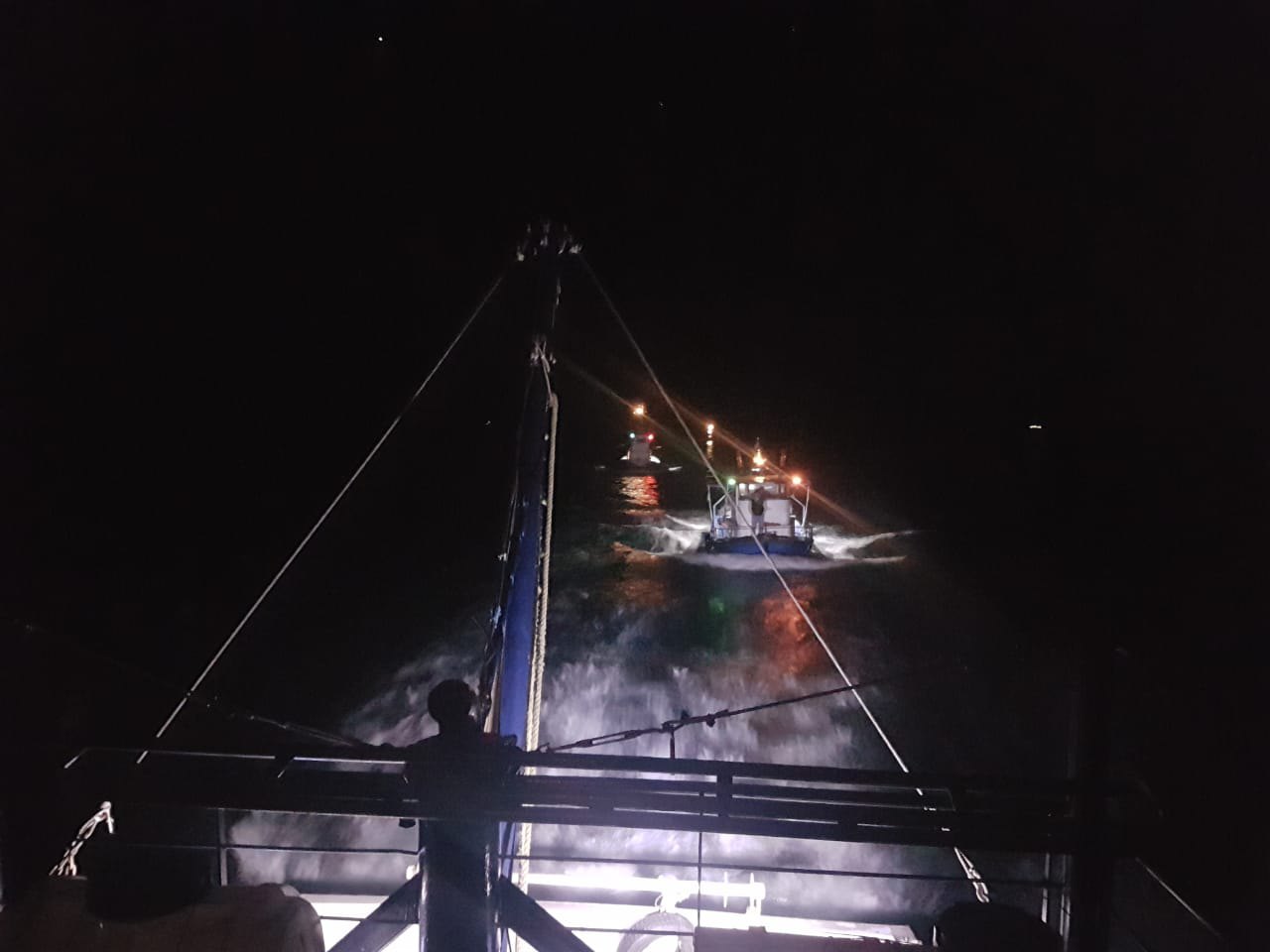 В Черном море под Одессой пограничники застопорили три рыбацкие шхуны из Турции
