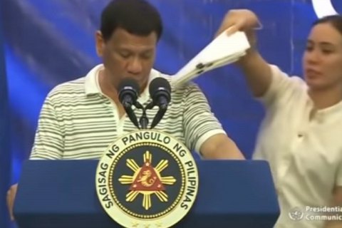 На плечо президента Филиппин во времена выступления залез таракан