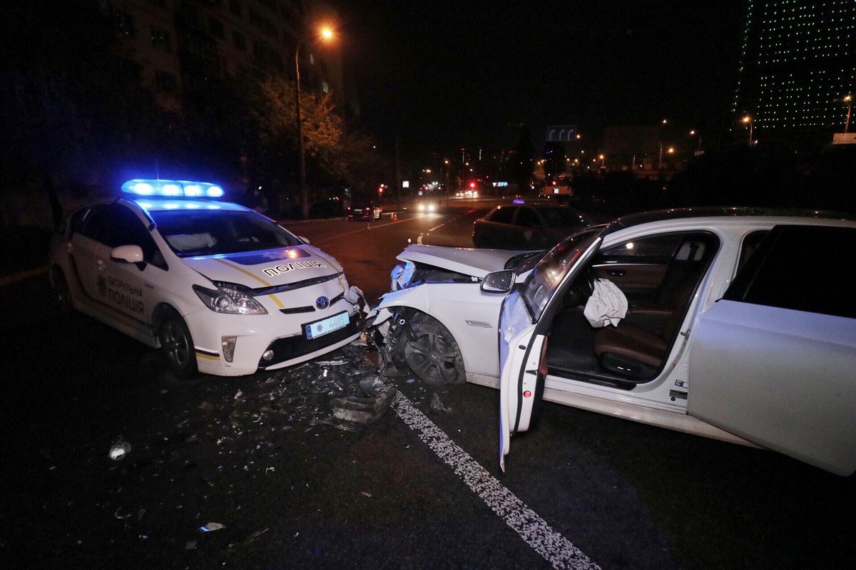 Патрульный автомобиль и BMW влетели в лобовое стычка в Киеве