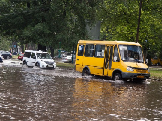 Ливень в Запорожье: по улицам города плавали автомобили, кое-какие утонули(видео)