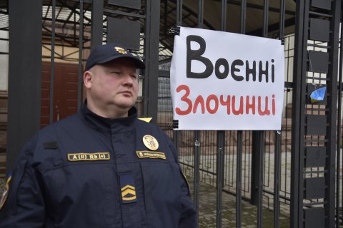Под посольством РФ в Киеве проложили акцию против амнистии "кремлевских преступников"
