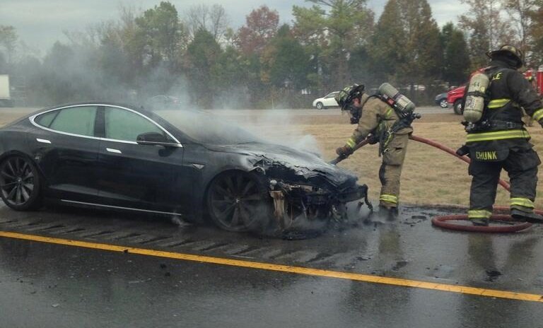 Электромобиль Tesla Model S возгорелся на парковке