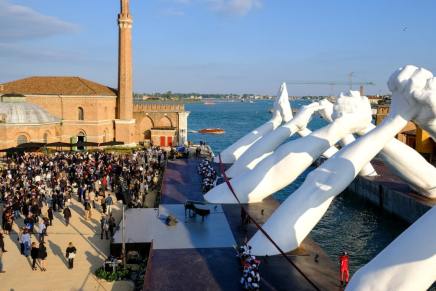 В Венеции ввели скульптуну Лоренцо Куинна