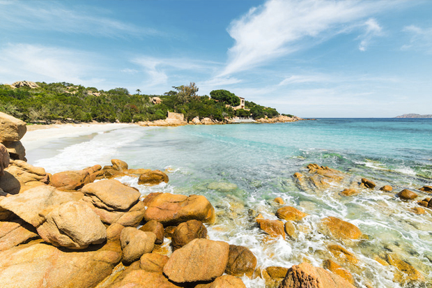 Туристам в Сардинии запретили брать песок с пляжей