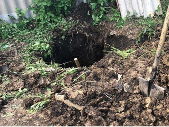Из-за нехватки денег: на Донбассе дядька закопал кости родителя в огороде
