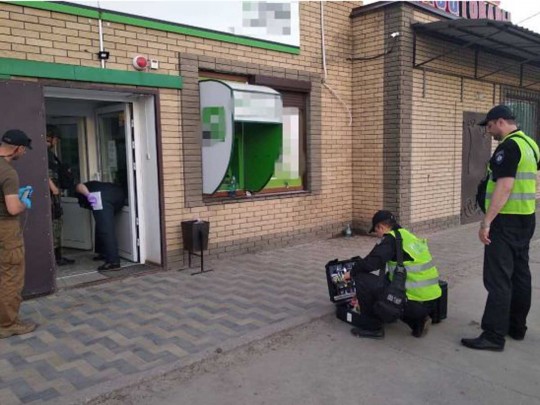 На Луганщине клиент банка подорвал себя гранатой: бессчетно раненых