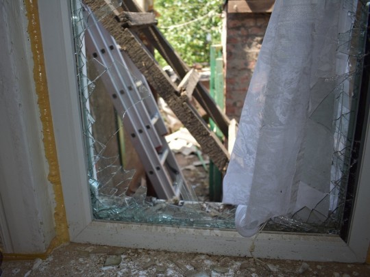 Боевики «ЛНР» из бедственной артиллерии обстреляли жилые дома в Золотом: опубликованы жуткие фото последствий