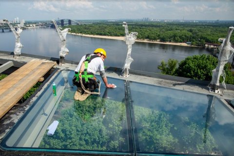 Кличко проверил на прочность стеклянный пустотел на площадке моста сквозь Владимирский спуск