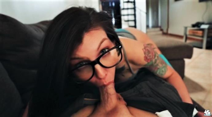 Alt Girl With Glasses And High Socks Fucks Boyfriend On The Couch / 20-05-2019 [SD/400p/MP4/128 MB] by XnotX