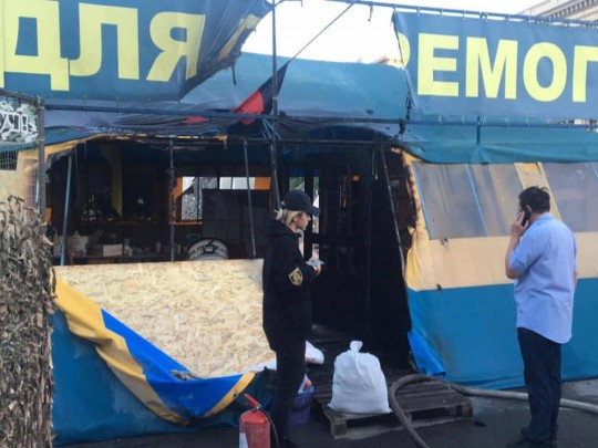 В Харькове приключился пожар в волонтерской палатке, которую Кернес предложил снести: фото и видео с места ЧП