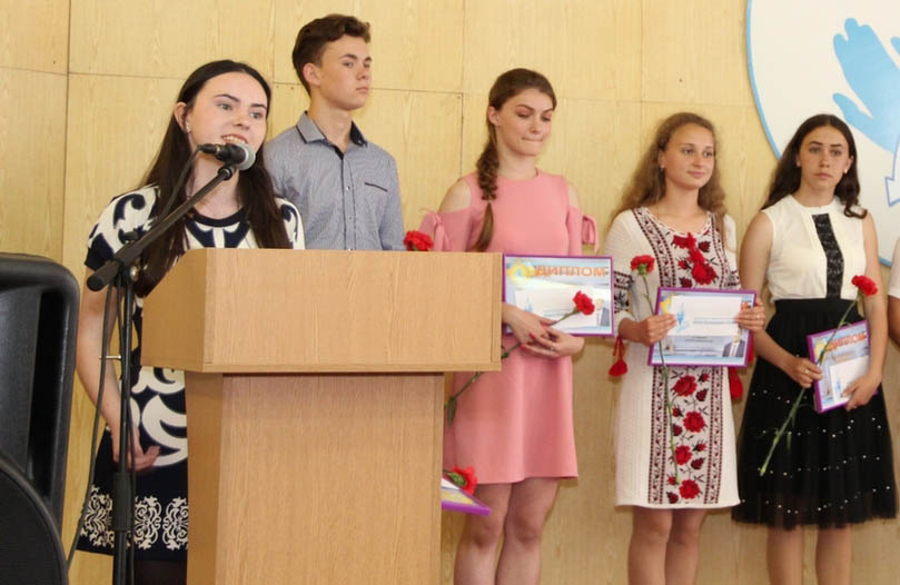 Вісті з Полтави - Кращих випускників Полтавщини 2019 року відзначили дипломами та іменними преміями