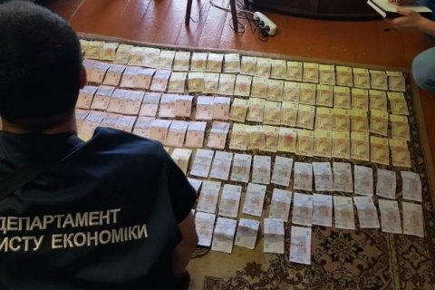 Руководство и инспекторов КПВВ "Новотроицкое" изловили на взятках