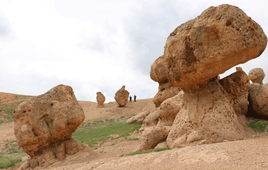 Скалы диковинной формы в турецком Сивасе привлекают туристов