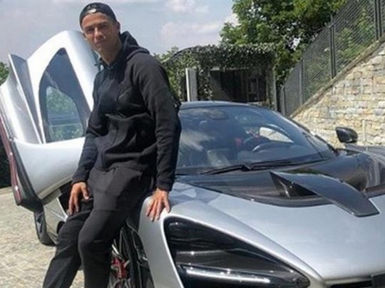 Криштиану Роналду похвастался роскошным авто за 1 млн евро(видео)