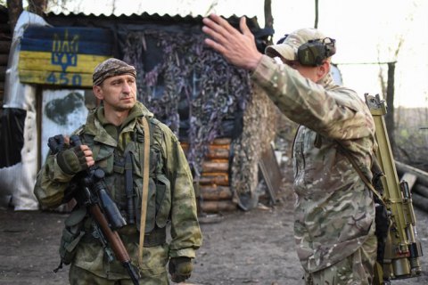 С азбука суток на Донбассе изранен один-одинехонек военный