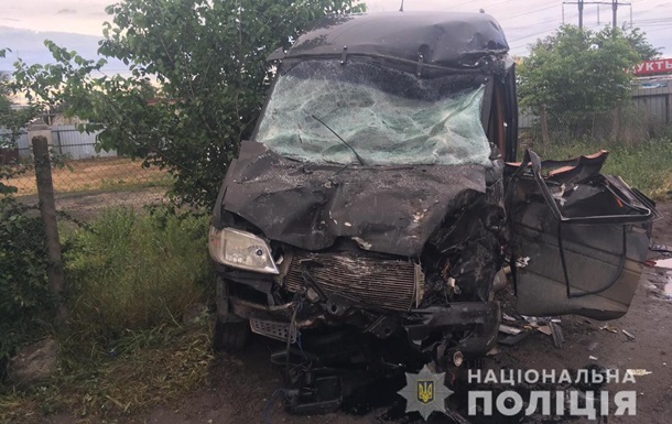 Под Одессой фура врезалась в микроавтобус: четверо пострадавших