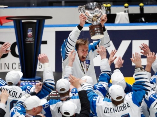 Сборная Финляндии сломала кубок чемпионов мира по хоккею(фото)