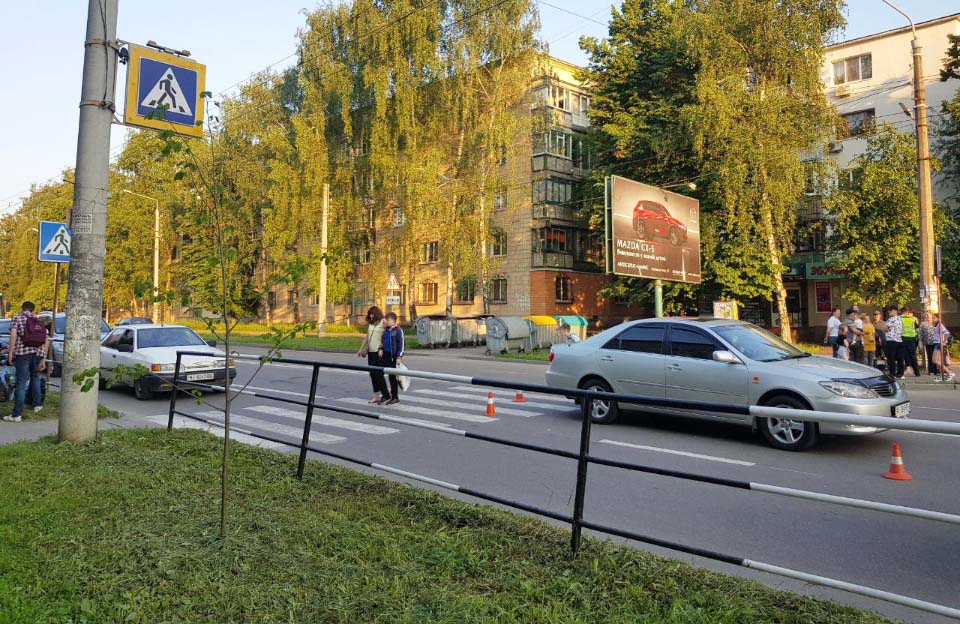 Вісті з Полтави - На пішохідному переході біля зупинки «23 вересня» дитину на скейті збила машина