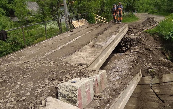 На Закарпатье восстановили сообщение через разрушенный мост